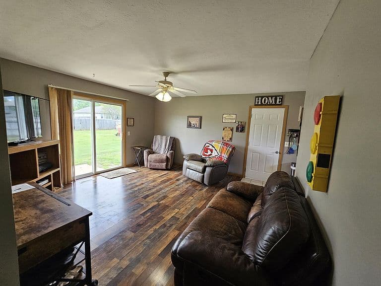 Listing photo 3