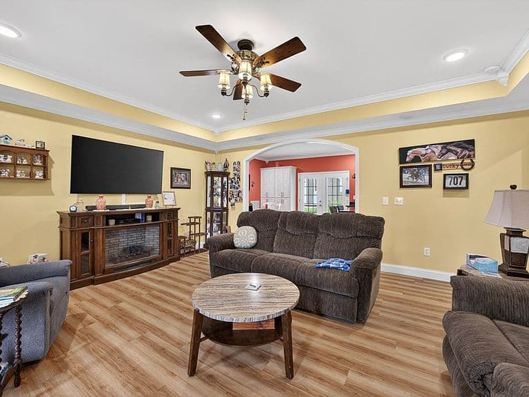 Listing photo 5