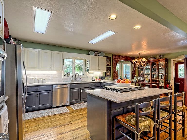 Listing photo 2