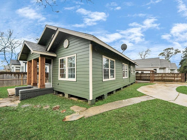 Listing photo 3