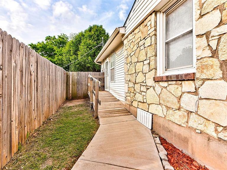 Listing photo 3