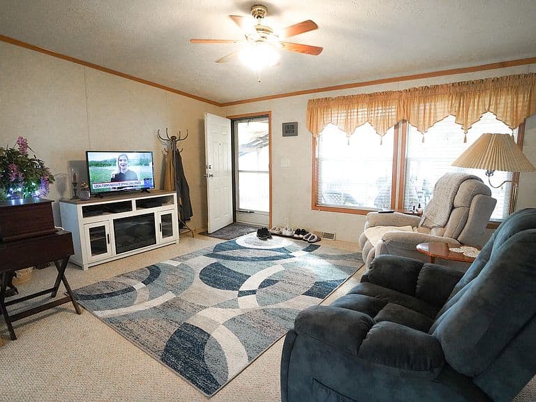 Listing photo 5