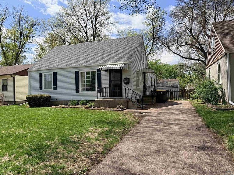 Listing photo 2
