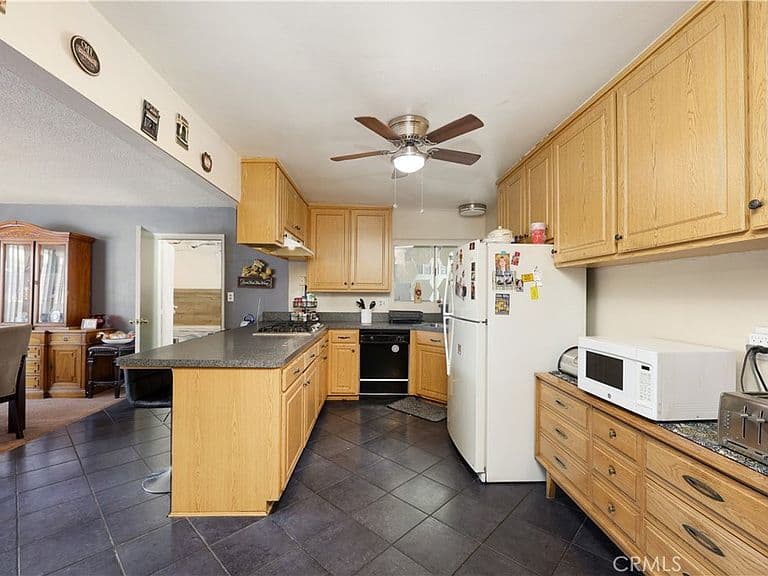Listing photo 5