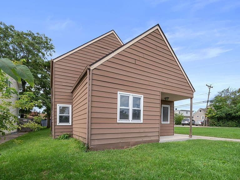 Listing photo 2