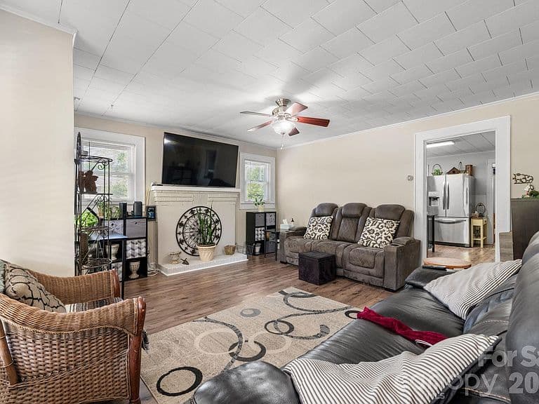 Listing photo 4