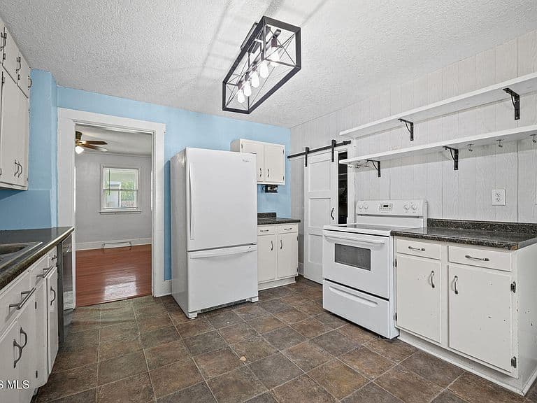 Listing photo 4