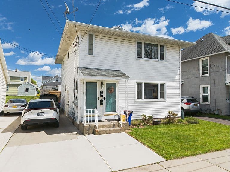Listing photo 2