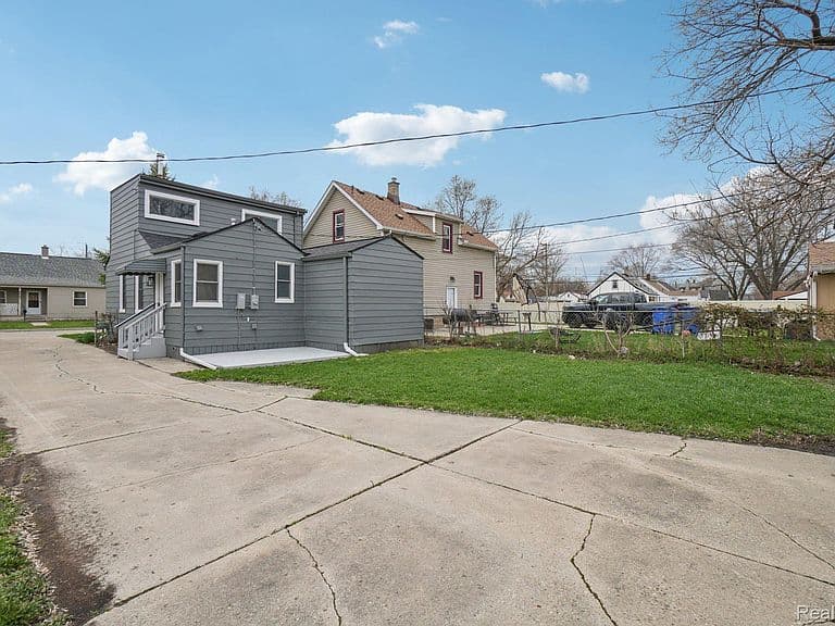 Listing photo 2