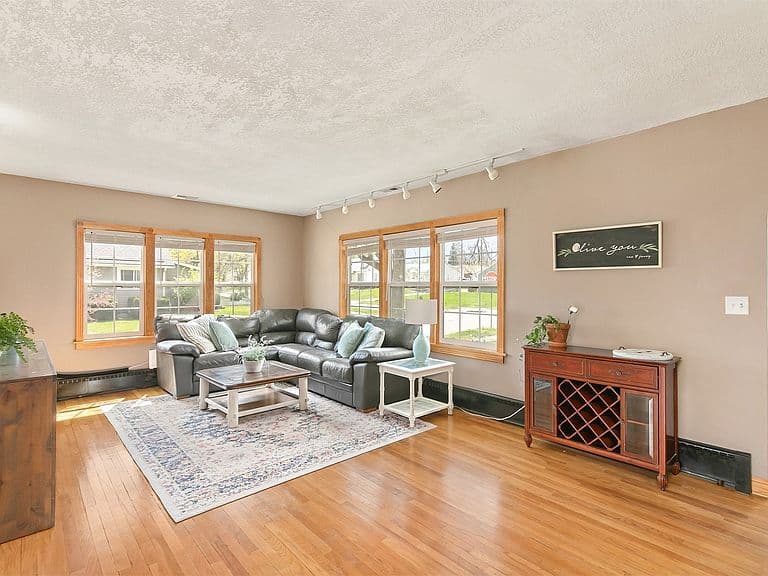 Listing photo 3