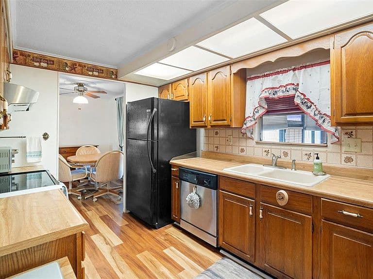 Listing photo 5