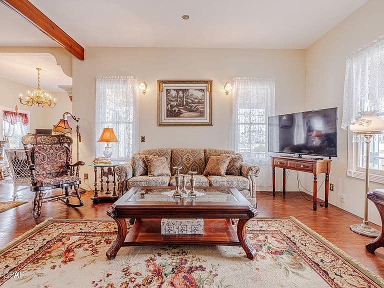 Listing photo 4