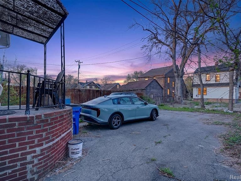 Listing photo 5