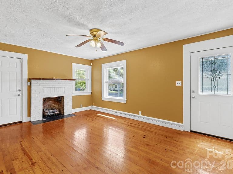Listing photo 4