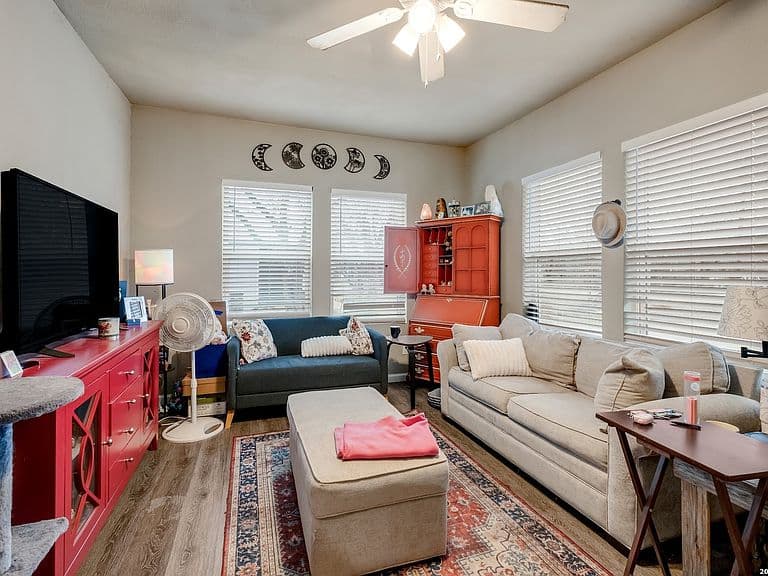 Listing photo 4
