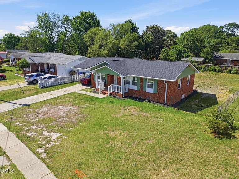 Listing photo 3