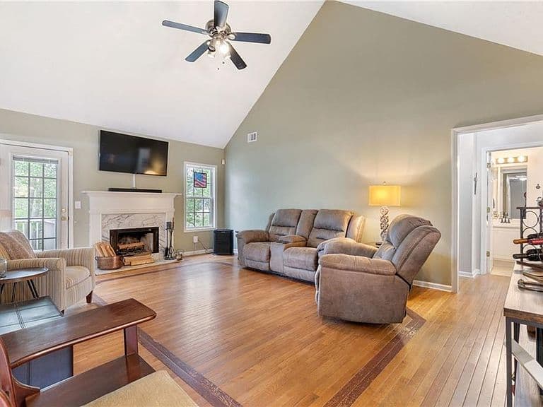 Listing photo 2