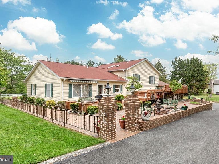 Listing photo 4