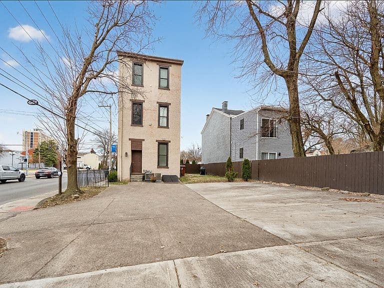 Listing photo 5