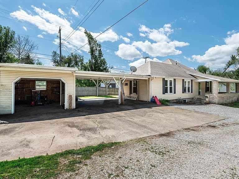 Listing photo 2