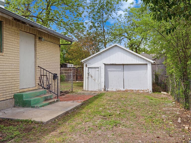 Listing photo 3