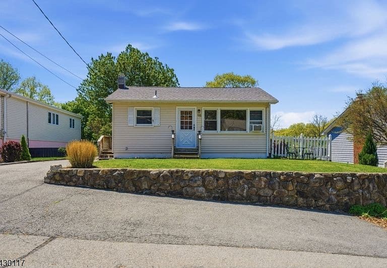 Listing photo 2