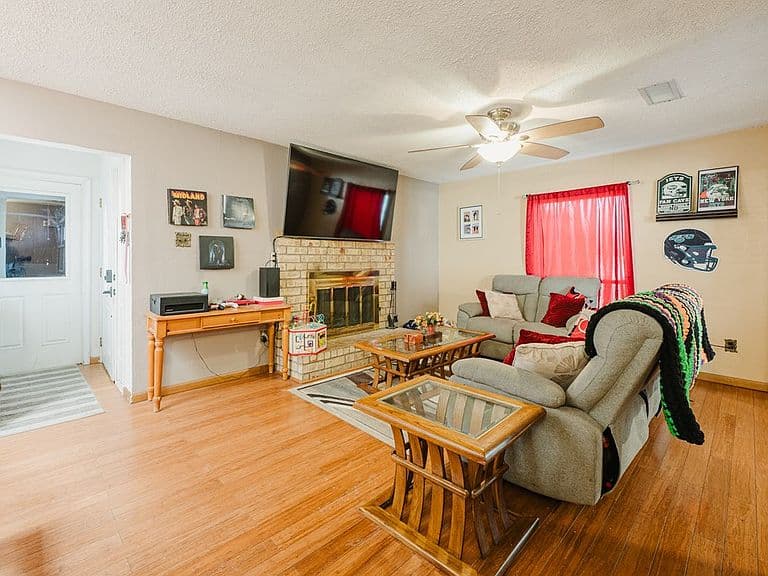 Listing photo 4