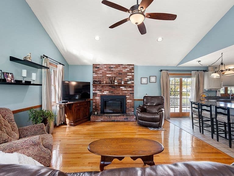 Listing photo 3