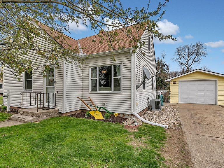 Listing photo 2