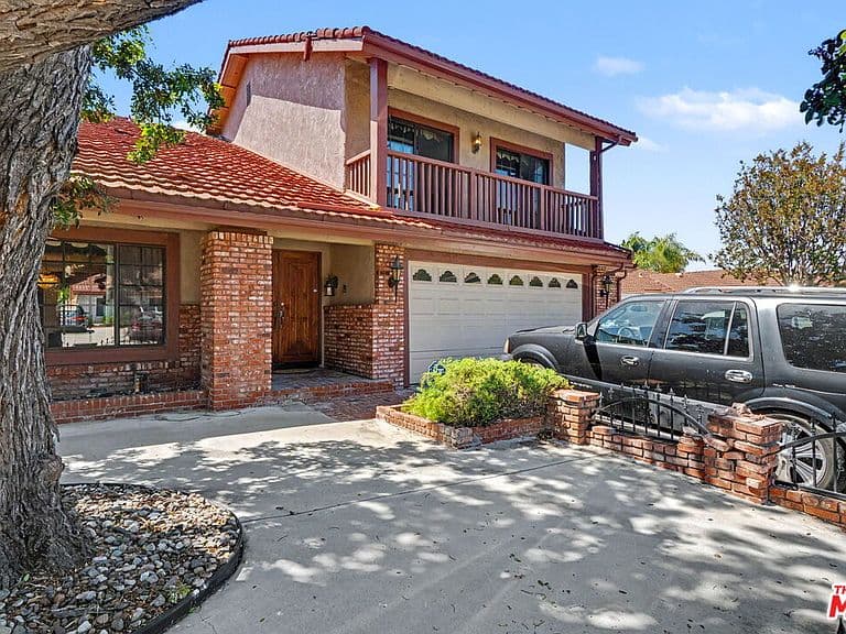 Listing photo 2
