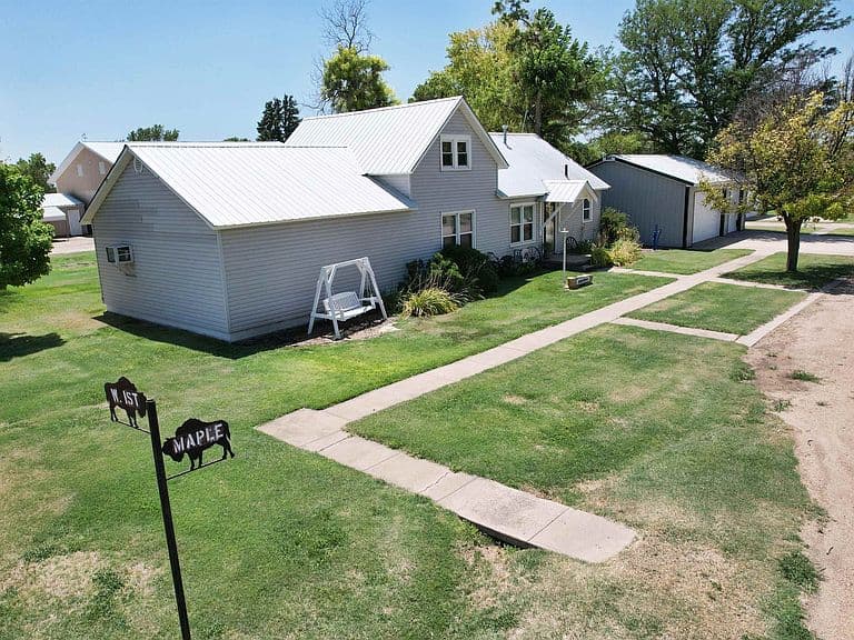 Listing photo 2