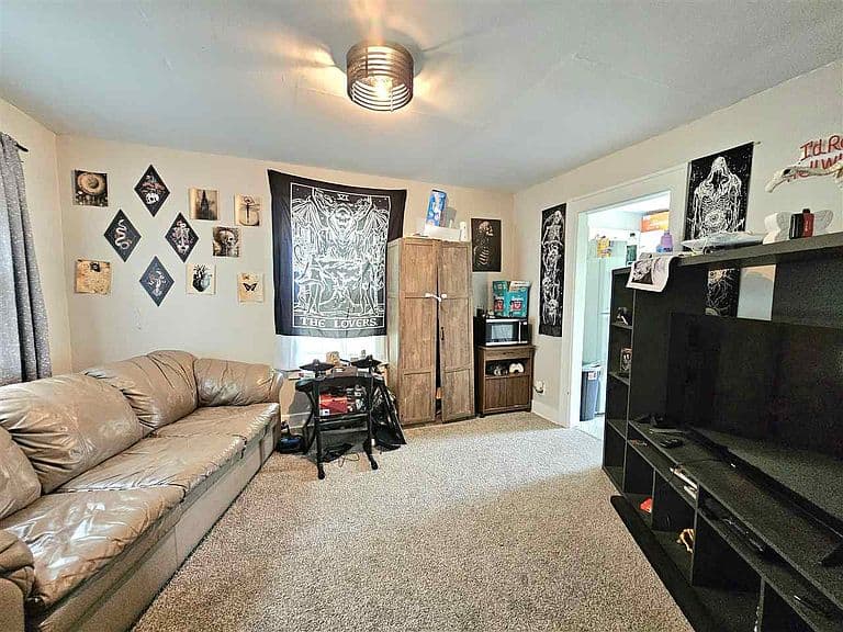 Listing photo 3