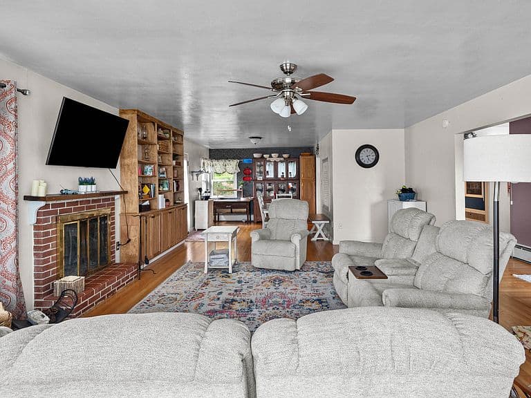 Listing photo 2