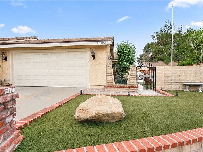 Listing photo 2