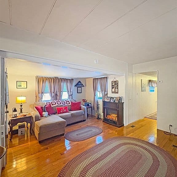 Listing photo 3