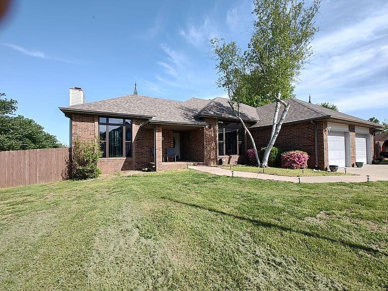 Listing photo 2