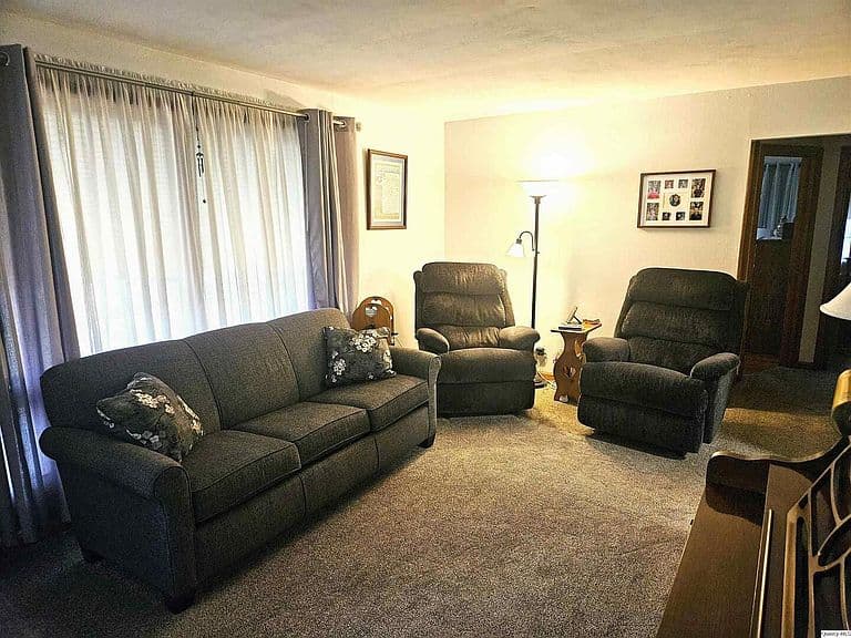 Listing photo 3