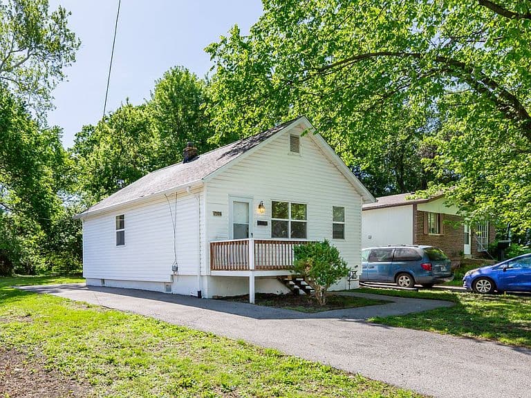 Listing photo 2