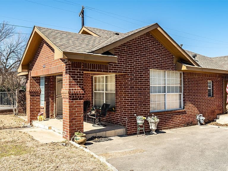 Listing photo 3