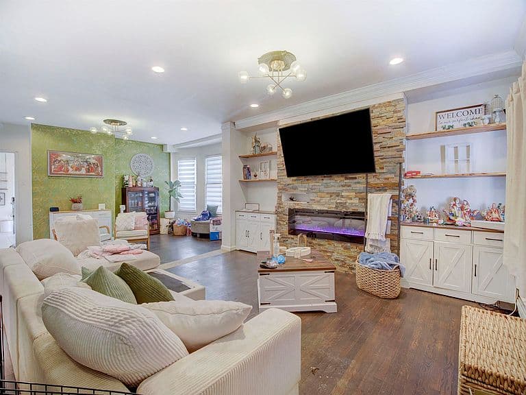 Listing photo 3
