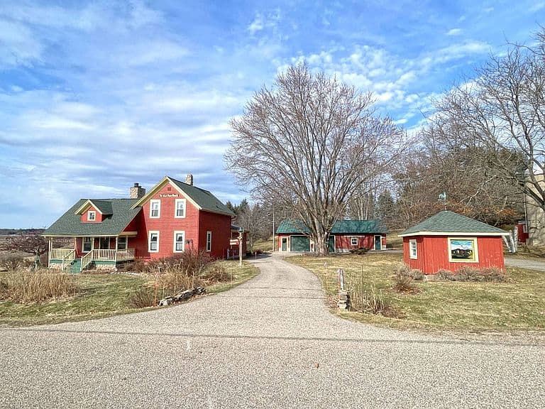 Listing photo 2