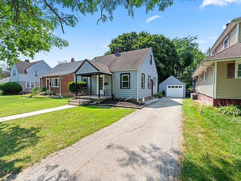 Listing photo 3