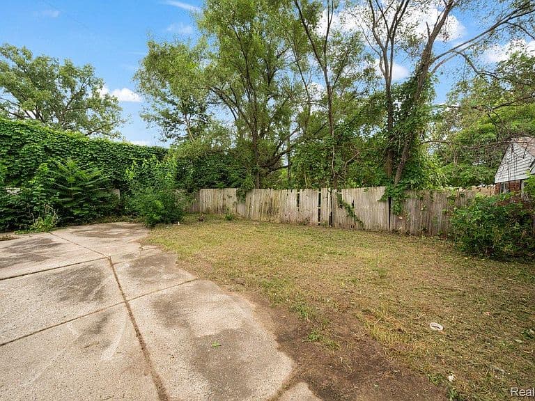 Listing photo 5