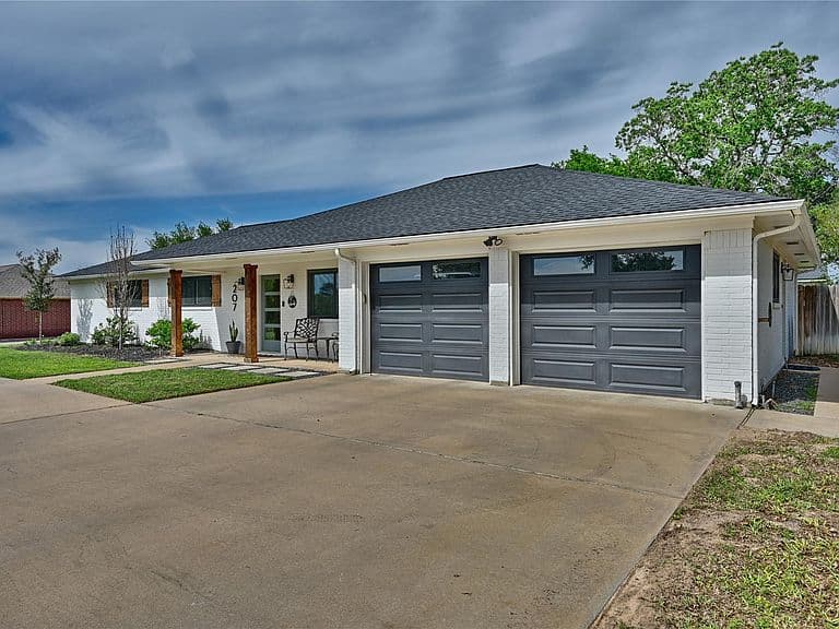 Listing photo 3