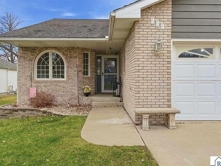 Listing photo 2
