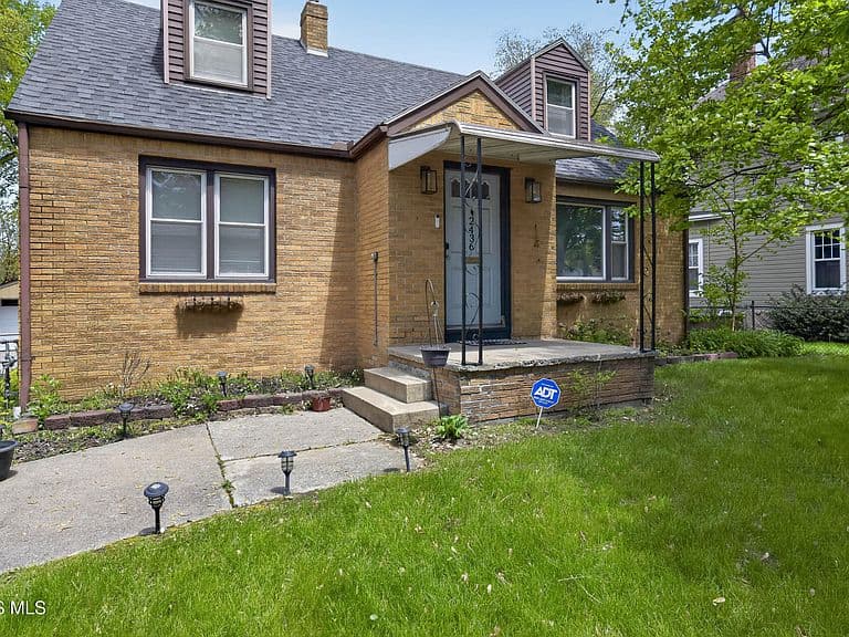 Listing photo 2