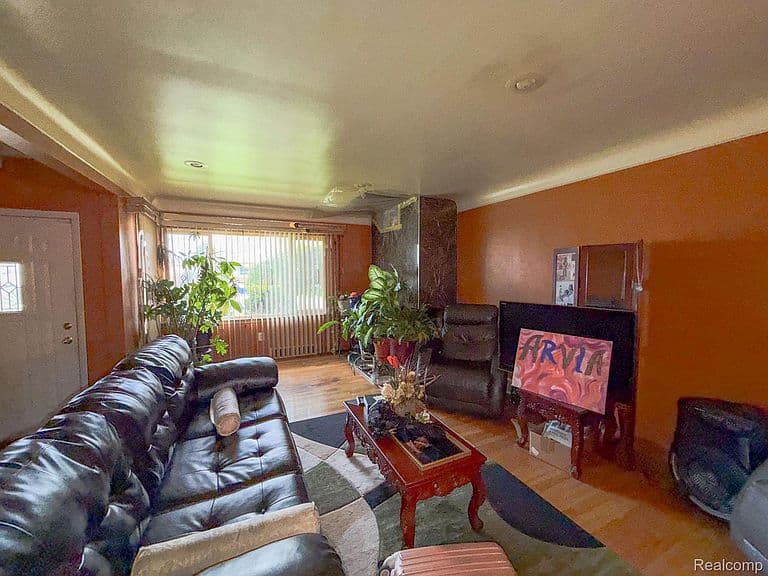 Listing photo 5