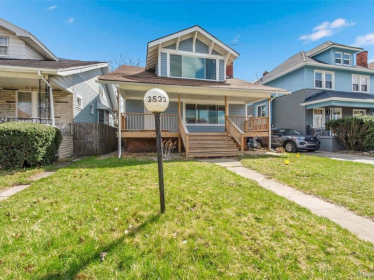Listing photo 2