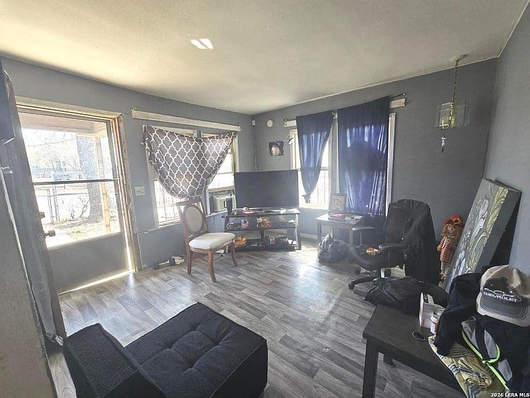 Listing photo 3