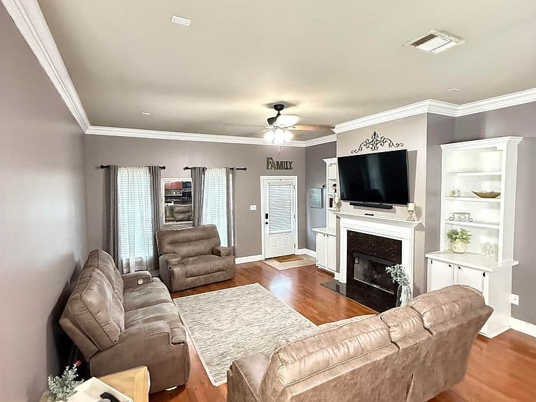 Listing photo 3